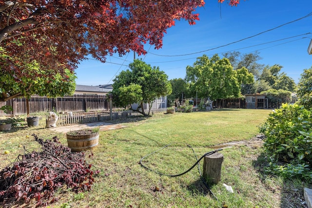 6154 E Alta Ave, Fresno, CA 93727 - view of yard with fence