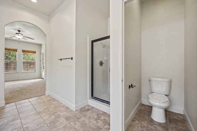 5534 N La Ventana Ave, Fresno, CA 93723 - full bathroom with baseboards, ceiling fan, toilet, and a shower stall