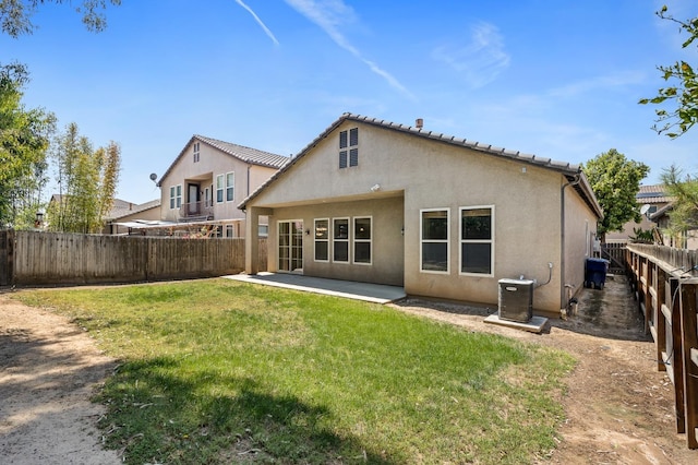 5534 N La Ventana Ave, Fresno, CA 93723 - back of house with a lawn, a fenced backyard, stucco siding, and a patio