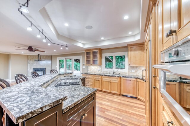 1409 W Big Sandy Rd, Fresno, CA 93711 - kitchen featuring ceiling fan, a sink, light wood finished floors, tasteful backsplash, and a kitchen island