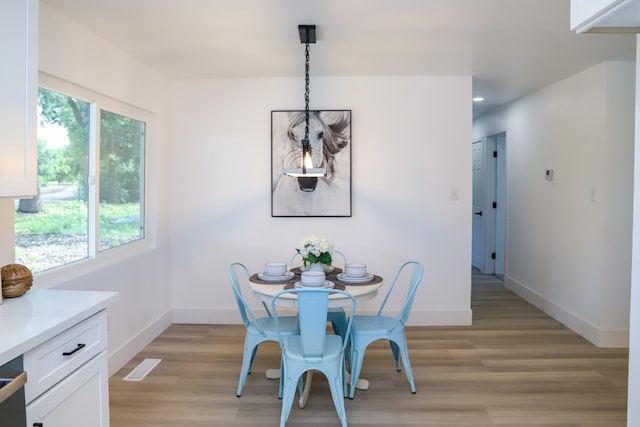 dining area with light wood-type flooring, recessed lighting, baseboards, and visible vents