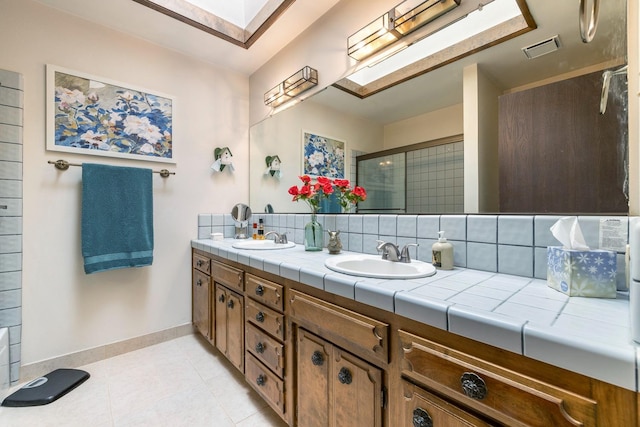 bathroom featuring backsplash, baseboards, visible vents, and a sink