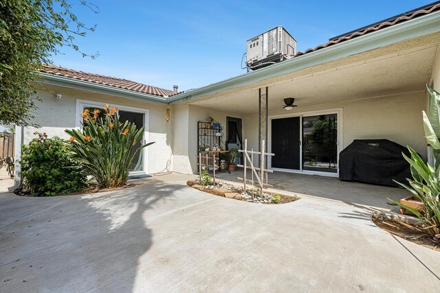 943 E Goshen Ave, Fresno, CA 93720 - view of patio with grilling area
