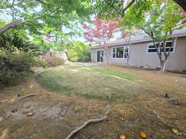 view of yard featuring a patio