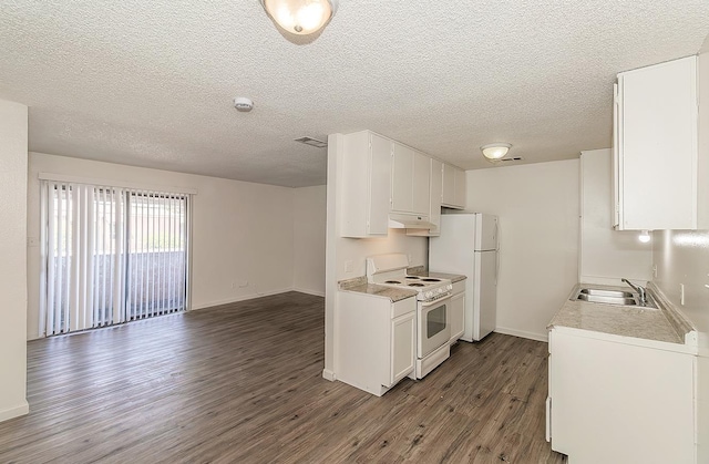 1221 N Peach Ave Unit 226, Fresno, CA 93727 - kitchen featuring wood finished floors, white appliances, light countertops, a textured ceiling, and a sink