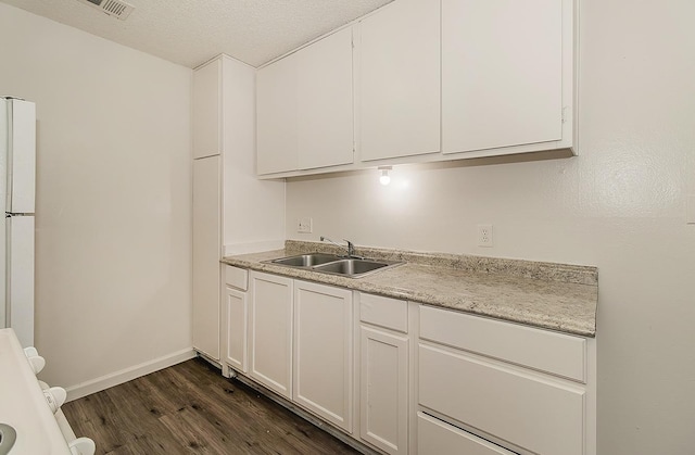 1221 N Peach Ave Unit 226, Fresno, CA 93727 - kitchen featuring a sink, dark wood-style flooring, white cabinets, and light countertops