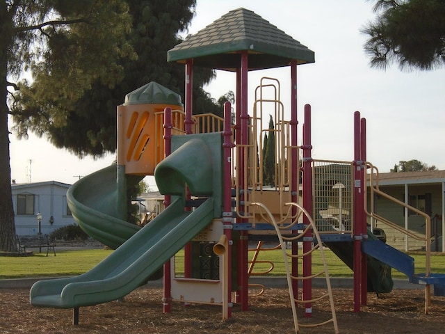 860 E Grangeville Blvd Unit 153, Hanford, CA 93230 - view of communal playground