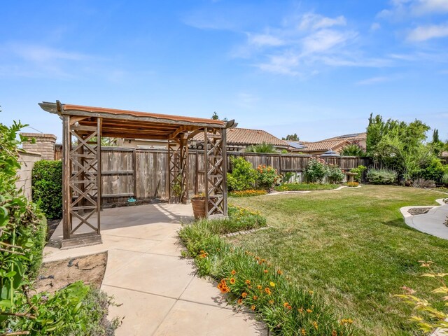 7993 N Justin Ave, Fresno, CA 93720 - view of yard with a fenced backyard and a patio area