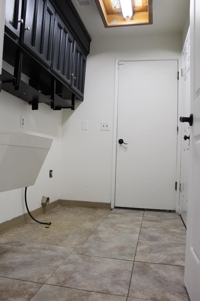 2791 W Kofoid Ave, Caruthers, CA 93609 - clothes washing area featuring baseboards