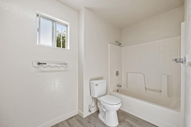 635 N San Pablo Ave, Fresno, CA 93728 - full bath featuring shower / bath combination, baseboards, toilet, and wood finished floors