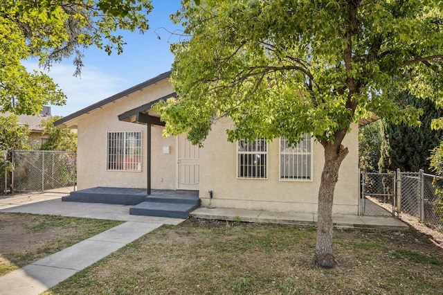 635 N San Pablo Ave, Fresno, CA 93728 - view of front of property featuring stucco siding, fence, and a front yard