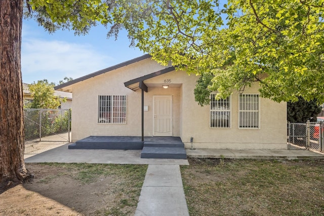635 N San Pablo Ave, Fresno, CA 93728 - view of front of property with a patio, fence, a front lawn, and stucco siding