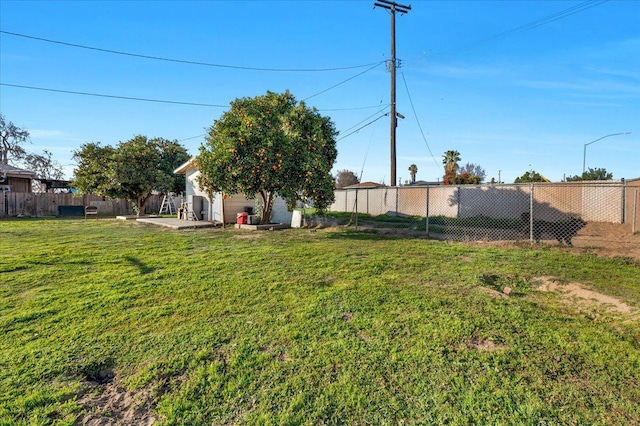 4185 E Turner Ave, Fresno, CA 93702 - view of yard featuring a fenced backyard