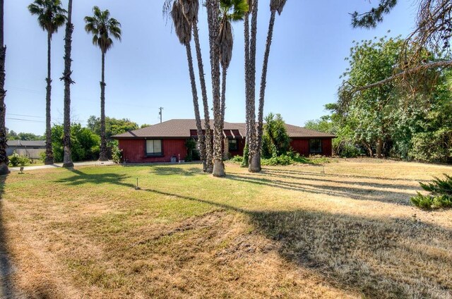 view of front of property featuring a front yard