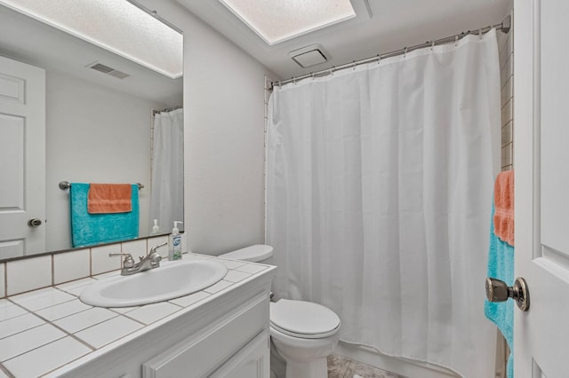 full bath with toilet, visible vents, curtained shower, and vanity