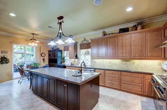71 Omaha Ave, Clovis, CA 93619 - kitchen featuring a sink, a kitchen island with sink, plenty of natural light, ceiling fan, and ornamental molding