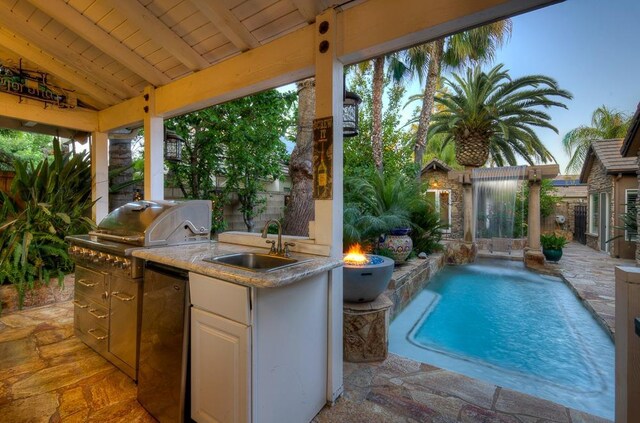 71 Omaha Ave, Clovis, CA 93619 - view of patio / terrace with a sink