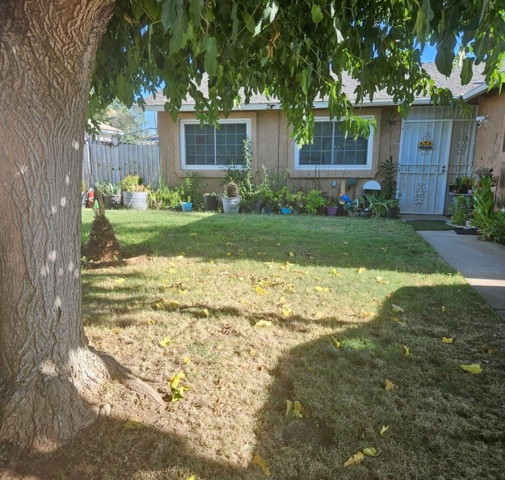 view of front of house featuring a front lawn and fence