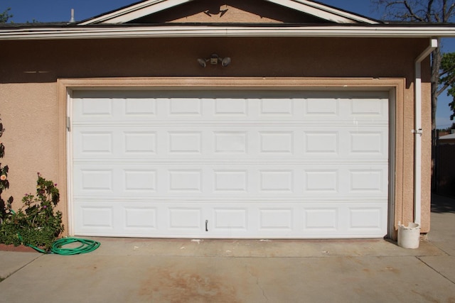 1939 S Sierra Vista Ave, Fresno, CA 93702 - garage with driveway