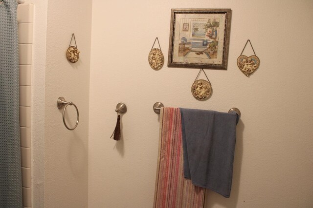 1939 S Sierra Vista Ave, Fresno, CA 93702 - bathroom with a shower with curtain