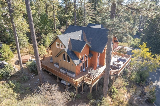 birds eye view of property featuring a forest view