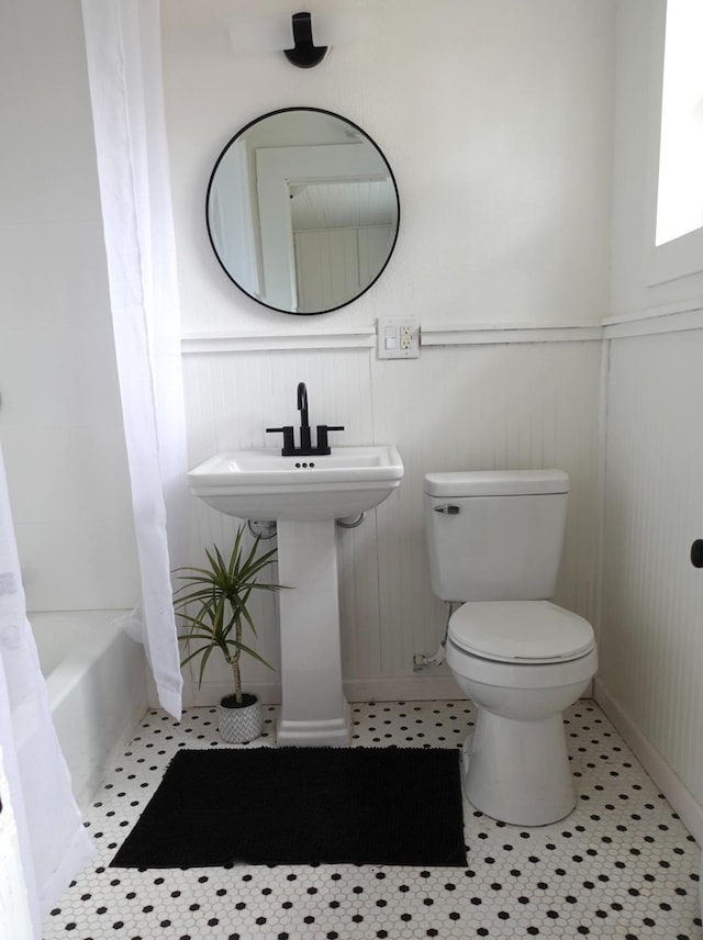 220 S K, Madera, CA 93637 - full bath featuring toilet, shower / bath combo, and a wainscoted wall