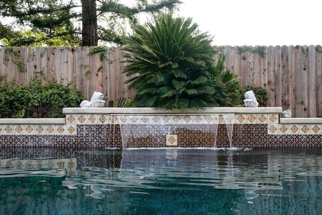 8164 N 8th St, Fresno, CA 93720 - details featuring fence