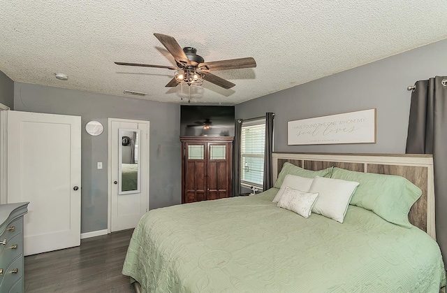 528 W Yale Ave, Fresno, CA 93705 - bedroom featuring a ceiling fan, a textured ceiling, baseboards, dark wood finished floors, and visible vents