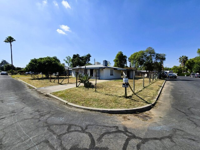155 E Hampton Way, Fresno, CA 93704 - view of front facade featuring fence