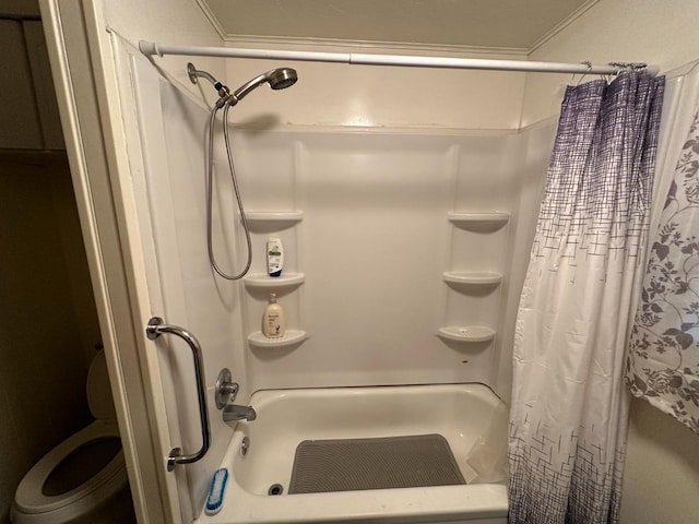 full bath with crown molding and shower / bath combo with shower curtain