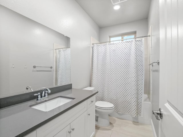 full bathroom featuring shower / bath combo with shower curtain, toilet, visible vents, and vanity