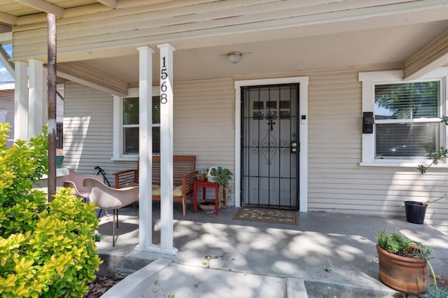 1568 N Glenn Ave, Fresno, CA 93728 - property entrance with a porch