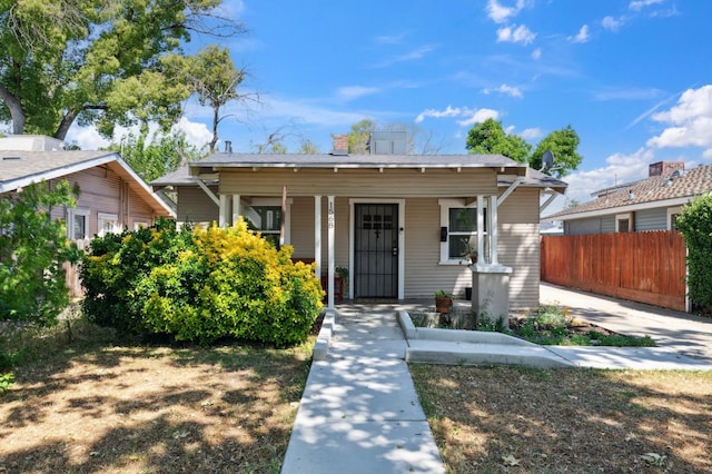 1568 N Glenn Ave, Fresno, CA 93728 - view of front facade with a porch
