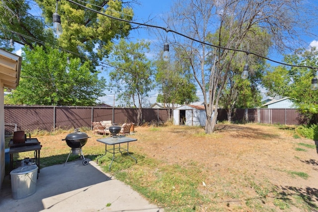 1568 N Glenn Ave, Fresno, CA 93728 - fenced backyard featuring a patio