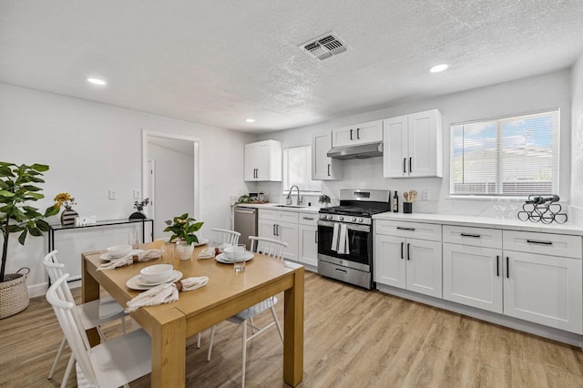 kitchen featuring a sink, visible vents, under cabinet range hood, appliances with stainless steel finishes, and recessed lighting