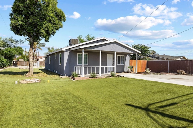 view of front of house featuring fence, central air condition unit, stucco siding, a porch, and a front lawn