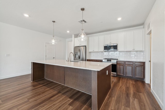 5091 N San Clemente Ave, Fresno, CA 93723 - kitchen with appliances with stainless steel finishes, dark wood-style floors, a sink, baseboards, and white cabinetry
