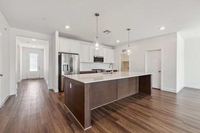 5091 N San Clemente Ave, Fresno, CA 93723 - kitchen featuring stainless steel appliances, a sink, baseboards, dark wood finished floors, and recessed lighting