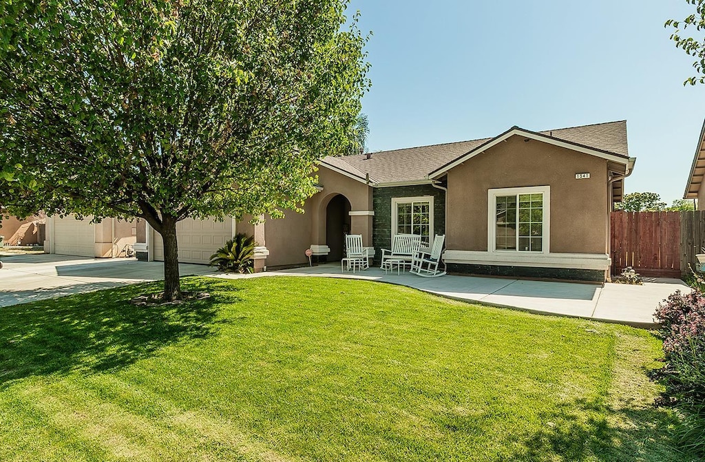 1541 Odessa St, Dinuba, CA 93618 - photo 1