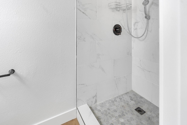 424 W Menlo Ave, Clovis, CA 93612 - bathroom featuring a tile shower