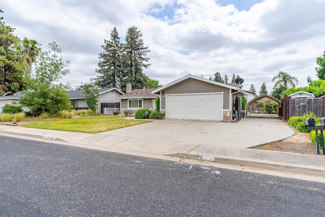 424 W Menlo Ave, Clovis, CA 93612 - single story home featuring a garage and driveway
