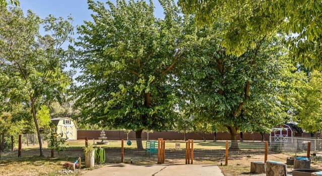 13801 E Rialto Ave, Sanger, CA 93657 - view of yard with a shed, fence, and an outdoor structure