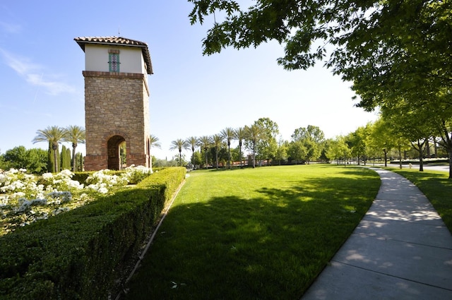 3476 Trenton Ln, Clovis, CA 93619 - view of community featuring a yard