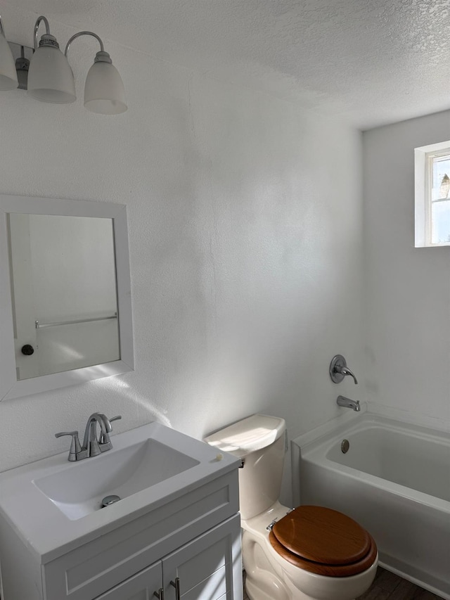 28640 Ward St, Madera, CA 93638 - bathroom featuring a bathtub, toilet, a textured ceiling, and vanity