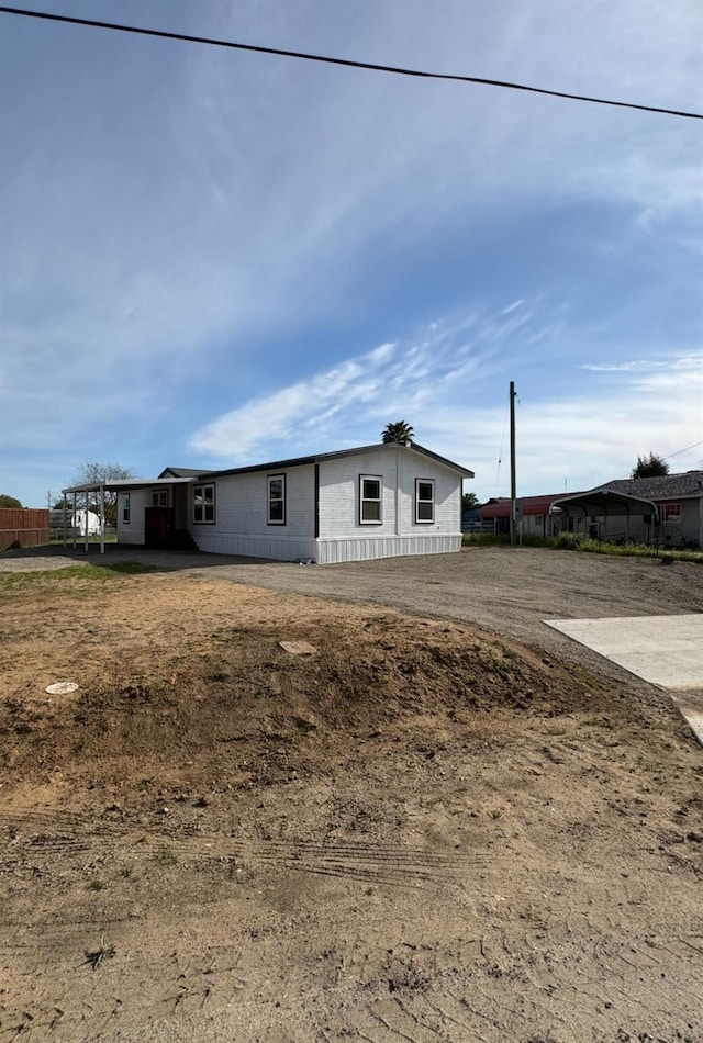 28640 Ward St, Madera, CA 93638 - manufactured / mobile home featuring dirt driveway