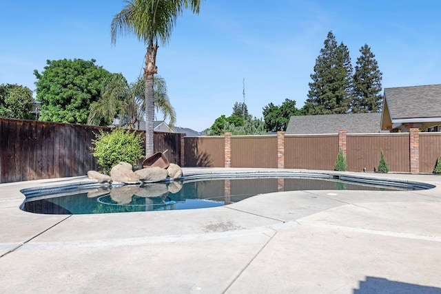 2371 Sophia Ln, Kingsburg, CA 93631 - view of swimming pool featuring a fenced backyard and a patio area