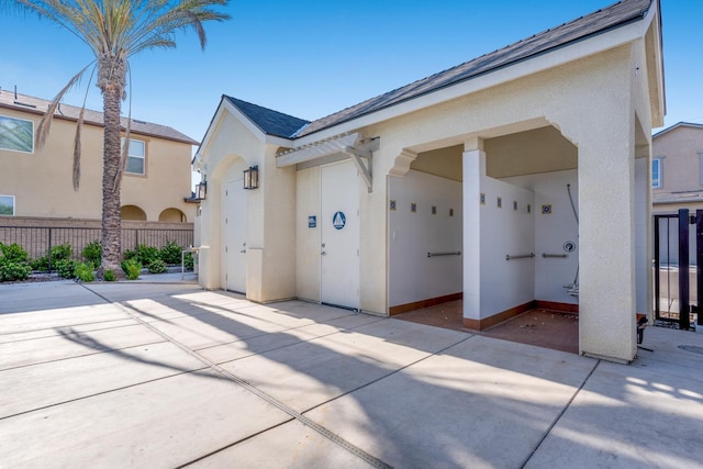 6458 E Riesling Dr, Fresno, CA 93727 - view of garage