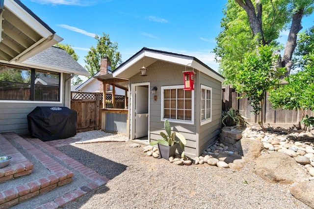 1517 W Fir Ave, Fresno, CA 93711 - view of front facade featuring fence, an outbuilding, and a gate