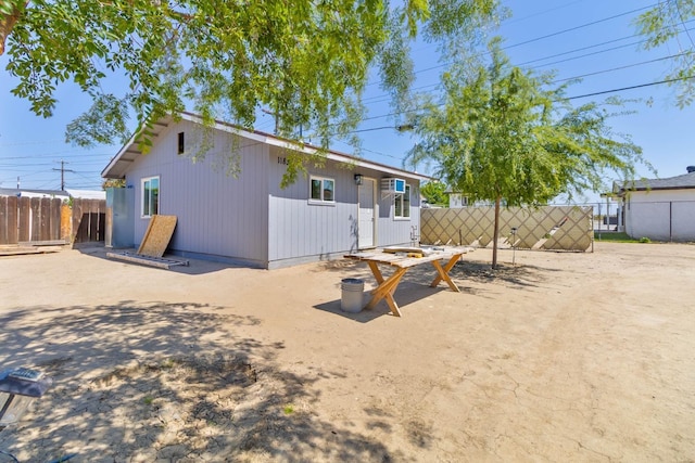 1197 Pucheu St, Mendota, CA 93640 - rear view of property featuring fence