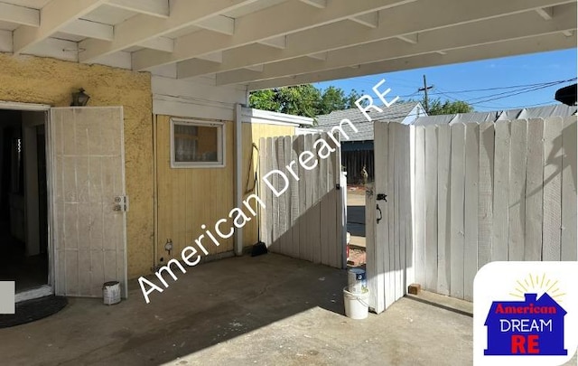 gate featuring fence